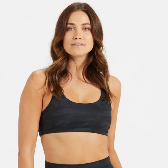 Vuori Yosemite Bra in Black Camo - Picture 2 of 3